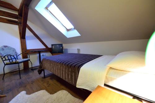 a bedroom with a bed and a skylight at Bed and Breakfast "Caffe-caffe" in Kikinda