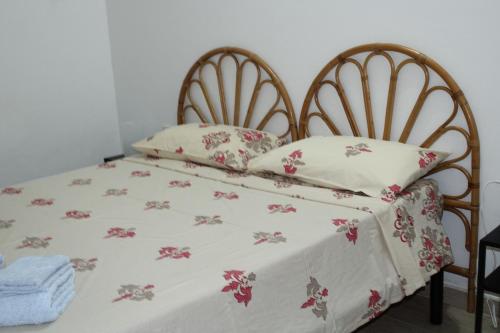 1 Schlafzimmer mit 2 Betten mit weißer und rosafarbener Bettwäsche in der Unterkunft casa pita mini in Torre Colimena