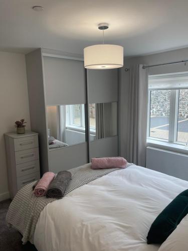 Llit o llits en una habitació de Salisbury Suite - Modern 2 bedroom flat with parking in Menai Bridge