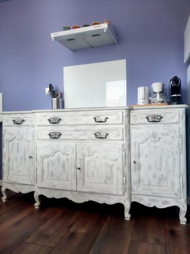 - une commode blanche dans l'angle d'une pièce dans l'établissement Le Provence - station balnéaire Les Sablettes, à La Seyne-sur-Mer