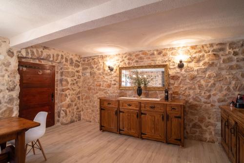 un baño con lavabo y espejo en Villa Silente, en Ljubuški