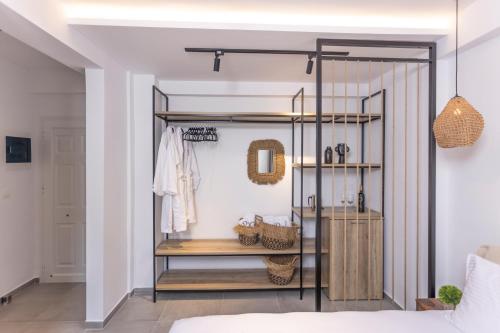 una camera con armadio e mensola di Petra Luxury Suites a Pefkohori