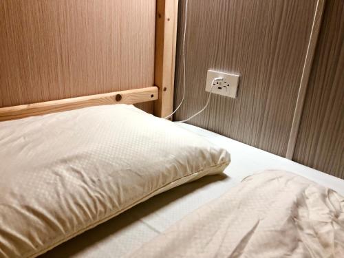 a bed in the corner of a room at HOT DIVING HOSTEL in Shang-fu-ts'un