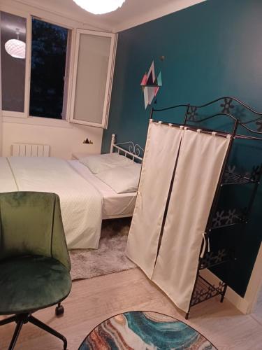 1 dormitorio con 1 cama con una estrella en la pared en Marseille élégance Appartement 2 chambres Climatisé 60 m2 de confort et Proximité en Marsella