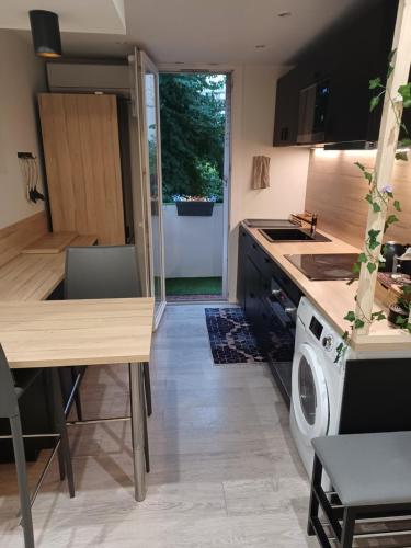une cuisine avec une cuisinière et une machine à laver dans l'établissement Marseille élégance Appartement 2 chambres Climatisé 60 m2 de confort et Proximité, à Marseille