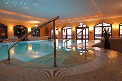 Bazén v ubytování Panorama Seeresort & Spa nebo v jeho okolí