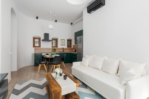 Apartment Kamienica Chełmońskiego 10 przy MTP by Noclegi Renters