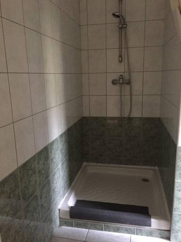 une salle de bain avec douche et baignoire dans l'établissement Appartement 1 chambre et cuisine VIERVILLE-SUR-MER,plage du Débarquement, à Vierville-sur-Mer