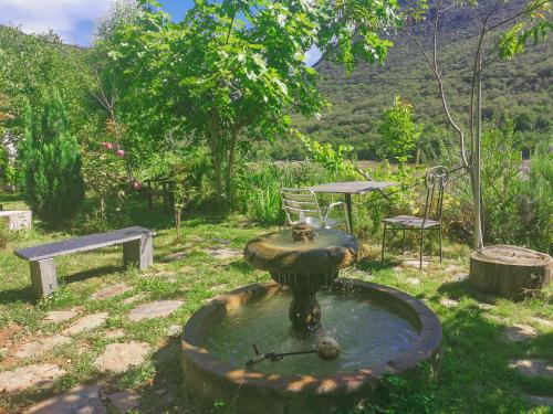 uma fonte num quintal com uma mesa e cadeiras em Apartamento Las Medulas em Covas