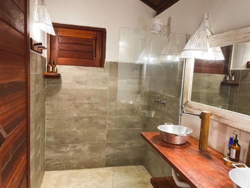 a bathroom with a sink and a shower at Pousada Pais Tropical in Icaraí