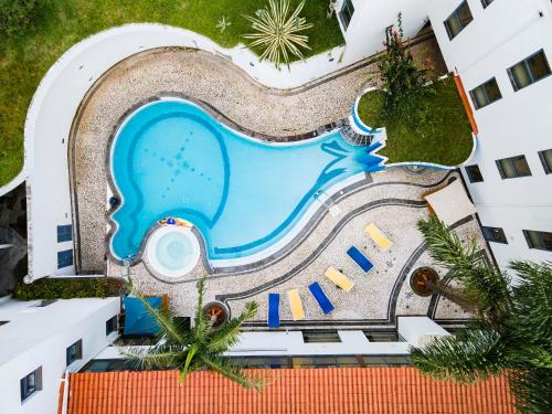 Uitzicht op het zwembad bij Hotel do Mar of in de buurt