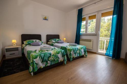 Postel nebo postele na pokoji v ubytování Apartment Jenny with parking, Wi-Fi and sea view