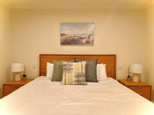 Ένα ή περισσότερα κρεβάτια σε δωμάτιο στο Lady Bay Hotel