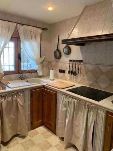 Kuchyň nebo kuchyňský kout v ubytování Casa Rural LOS TINES