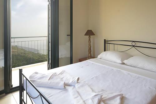 A bed or beds in a room at Papadeas Villas