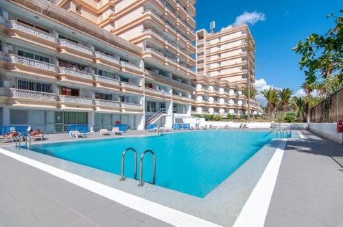 Las Americas, PH317 with pool next to the ocean