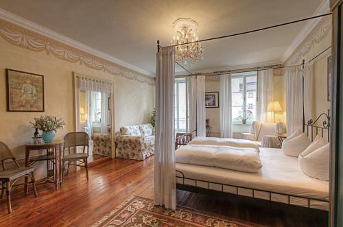 Кровать или кровати в номере Hotel Orphée - Kleines Haus