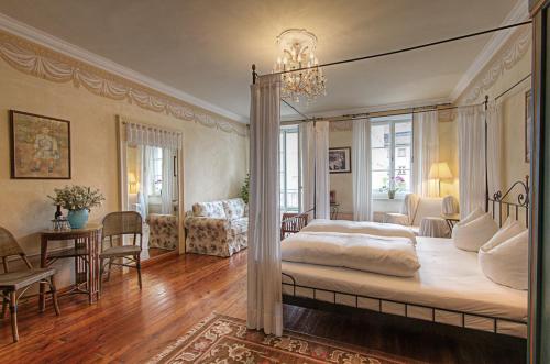 Postel nebo postele na pokoji v ubytování Hotel Orphée - Kleines Haus