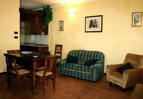un soggiorno con tavolo, divano e sedia di Ai Cappuccini a Racconigi