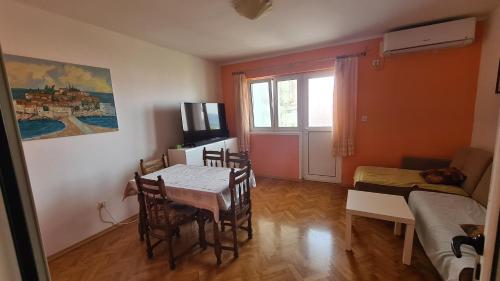 Una televisión o centro de entretenimiento en Apartments Vukovic