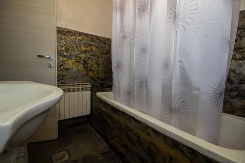 Koupelna v ubytování Apartment Jenny with parking, Wi-Fi and sea view