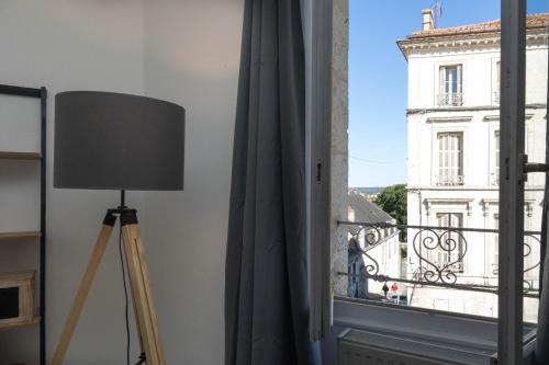 En tv och/eller ett underhållningssystem på LE LUCIEN Eco-Appart'Hôtel - Angouleme - Centre - Wifi - Parking privé - Classé 4 étoiles