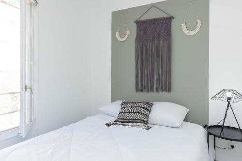 Säng eller sängar i ett rum på LE LUCIEN Eco-Appart'Hôtel - Angouleme - Centre - Wifi - Parking privé - Classé 4 étoiles