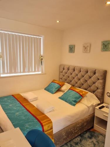 um quarto com uma cama grande e uma janela em Cosy Self-Contained Studio in Salford Manchester em Manchester