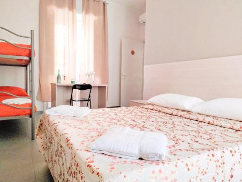 a bedroom with two beds with white sheets and a window at Affitti brevi Olimpo Pompei in Pompei
