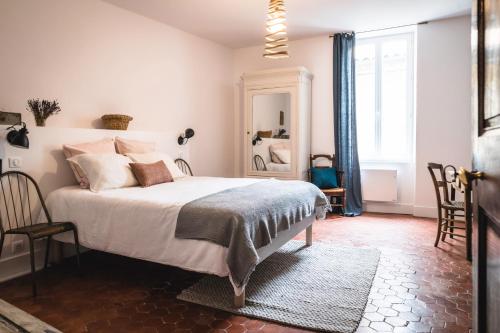 ein Schlafzimmer mit einem großen Bett und einem Fenster in der Unterkunft Maison Léonard du Ventoux in Sault-de-Vaucluse