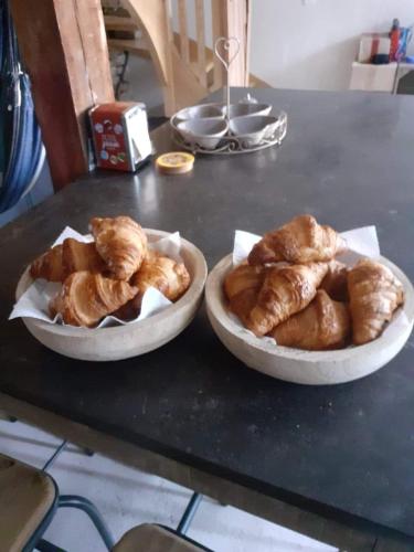 Dos tazones de croissants sobre una mesa en La grange, en Promilhanes