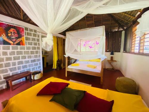 sala de estar con sofá y cama en Tamarin Lodge, en Ampangorinana