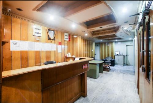 ein Büro mit einer Rezeption in der Unterkunft Hotel Aditya Palace in Ranchi