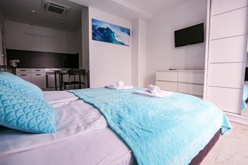 sypialnia z dużym łóżkiem z ręcznikami w obiekcie Apart Bałtyk Pokoje & Apartamenty w Łebie
