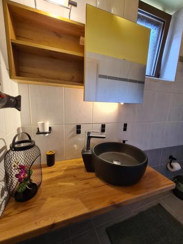 NeokhórionにあるLeopolis Stone Houseのバスルーム(木製カウンターの黒い洗面台付)