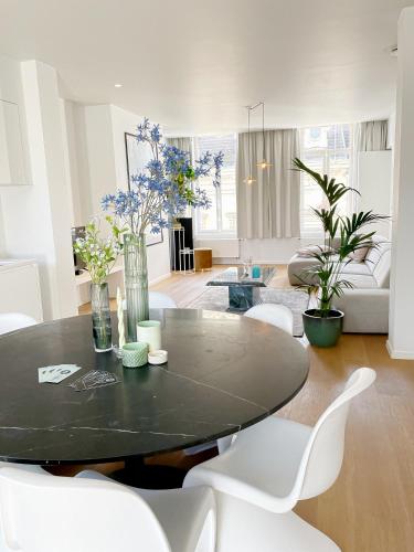 a living room with a black table and white chairs at Jacob’s Getaway in Ghent
