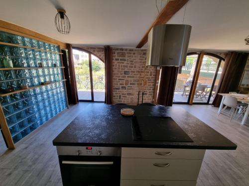 a kitchen with a black counter top in a room at La terrasse du Roubion in Montélimar
