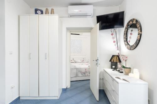 Habitación blanca con 1 dormitorio con 1 cama en Charming Apartment en Split