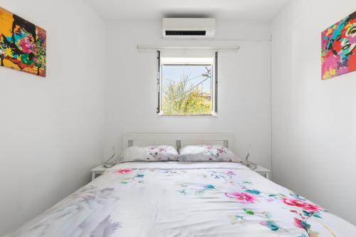 Dormitorio blanco con cama y ventana en Charming Apartment en Split