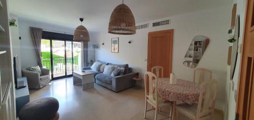Apartamento con jardín y piscina