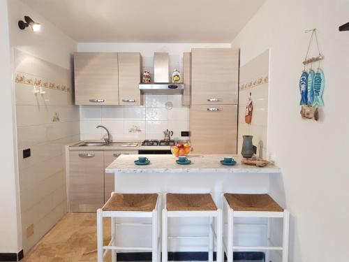 Кухня или кухненски бокс в Fulvia's cozy apartment with terrace