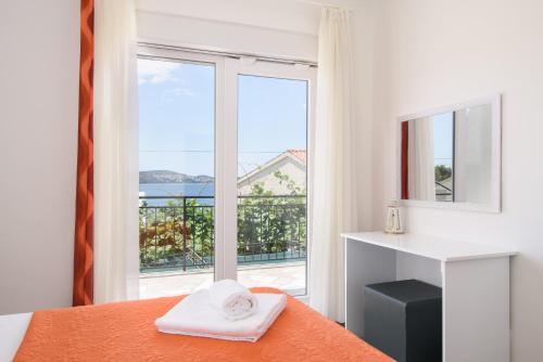 Postel nebo postele na pokoji v ubytování A3-90m2 apt w shared pool & balcony next to beach