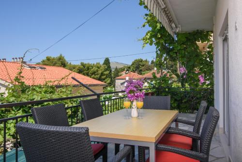 A3-90m2 apt w shared pool & balcony next to beach