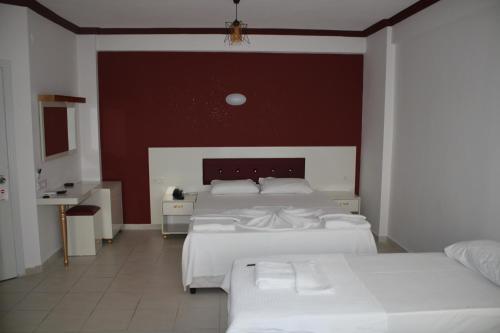 Pokój hotelowy z 2 łóżkami i umywalką w obiekcie BIN BILLA HOTEL w mieście Alanya