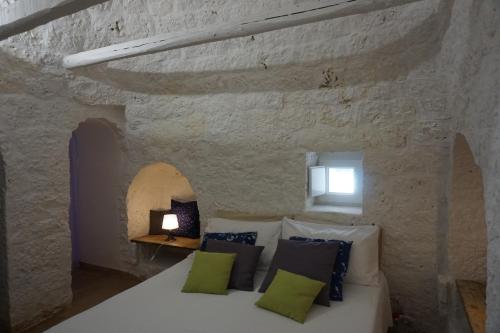 Una cama o camas en una habitación de Terra Sessana Ville e Trullo con piscina privata