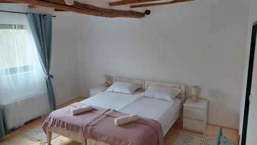 1 dormitorio con cama blanca y ventana en EVA HOUSE, en Pačir