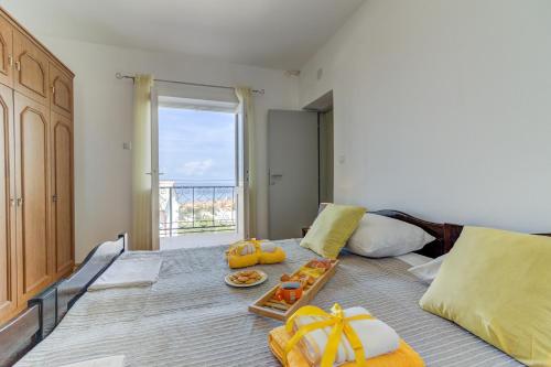 Sala de estar con sofá y bandeja de comida en Apartman Sunce, en Senj