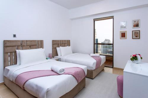 Postel nebo postele na pokoji v ubytování Spacious 2 BR with Amazing Marina View Rimal JBR