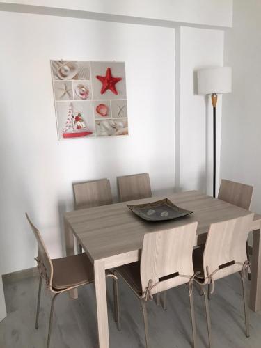 una sala da pranzo con tavolo e sedie in legno di BrothersHouse a Cefalù