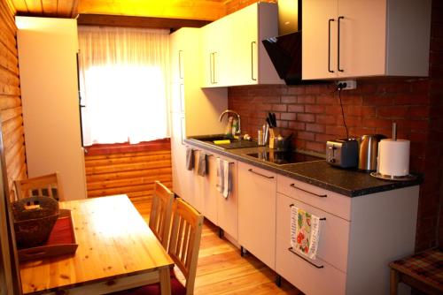 Virtuvė arba virtuvėlė apgyvendinimo įstaigoje Lili's Lovely Log Home in the Forest